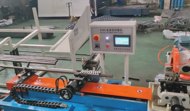 Fully automatic pipe cutting machine